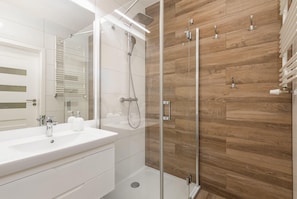 Shower, free toiletries, shampoo