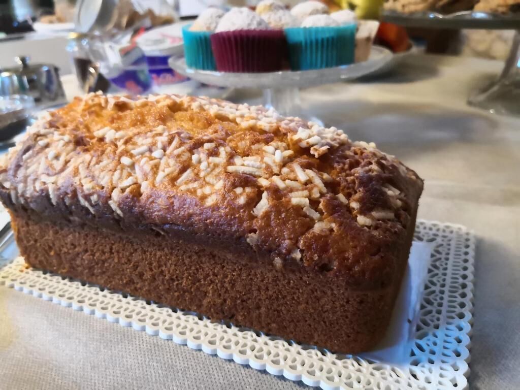 Una hogaza de pan con corteza rugosa, sobre un mantel individual.