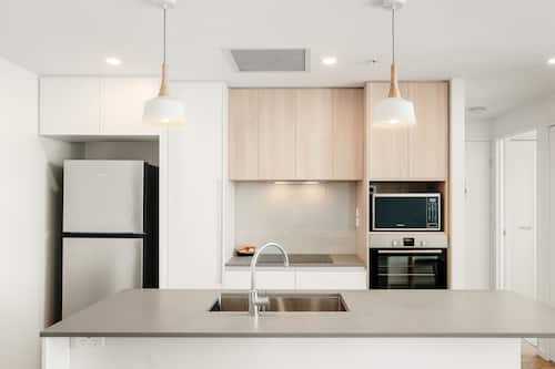 Full-sized fridge, microwave, oven, stovetop