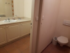 Combined shower/bathtub, hair dryer, towels, soap - Apartment tourist residence Golf de Saumane (Saumane-de-Vaucluse)