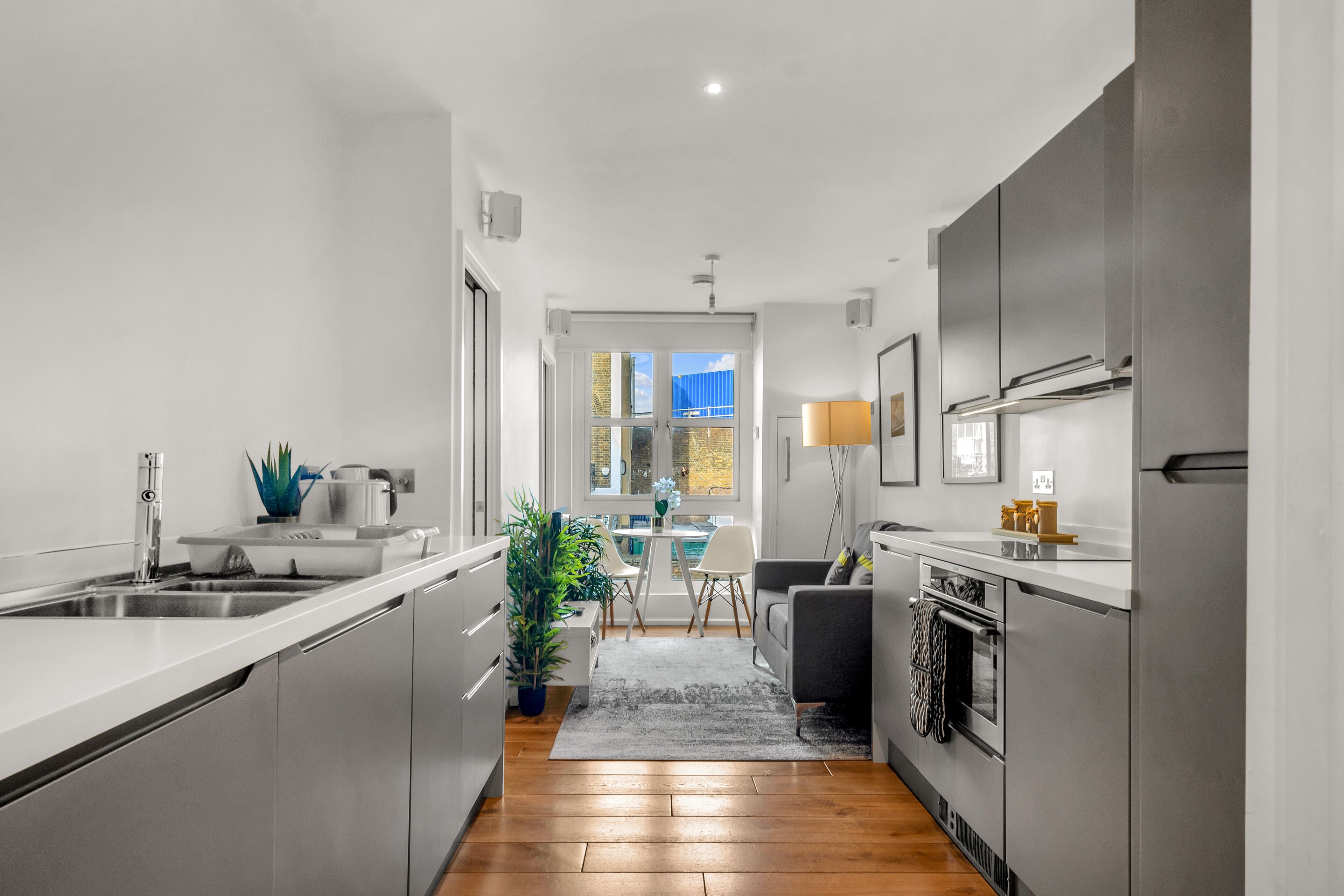 Geladeira, micro-ondas, fogão, lava-louças