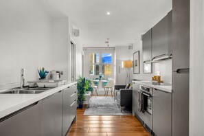 Kühlschrank, Mikrowelle, Ofen, Geschirrspüler