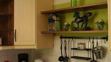 Fridge, oven, stovetop, electric kettle