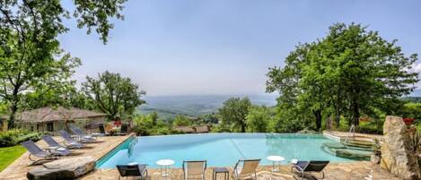 Una piscina al aire libre