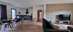 TV, books - FAMILY VILLA WITH PRIVATE POOL in BEZIERS (Béziers)