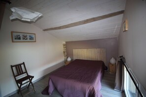 2 chambres, fer et planche à repasser, lit de bébé portatif