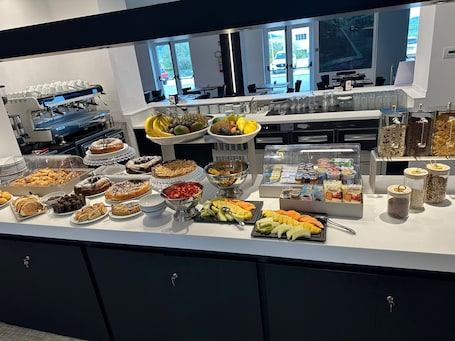 Desayuno buffet incluido todos los días . HOTEL MOSAICO