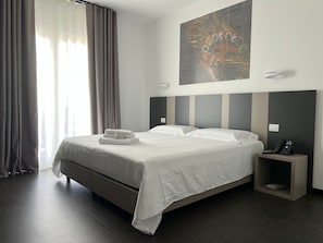 Habitación con 1 cama matrimonial o 2 individuales | Ropa de cama de alta calidad, edredón y minibar