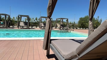 Außenpool (je nach Saison geöffnet), Sonnenschirme, Liegestühle