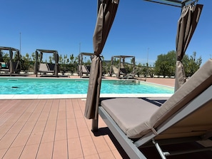 Alberca al aire libre por temporada y sombrillas en la alberca