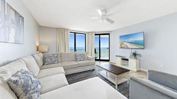 Signature Condo, 3 Bedrooms, Balcony, Ocean View | Ruang tamu | 55 inci sebuah televisyen pintar dengan kabel, TV
