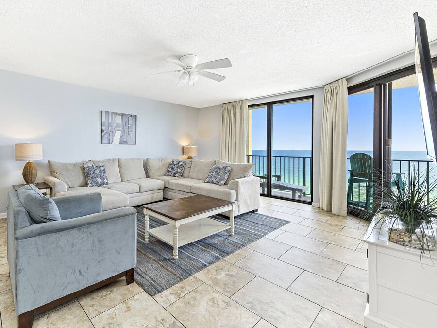 Condo Signature, 3 chambres, balcon, vue sur l’océan | Salle de séjour | Téléviseur connecté de 55 po avec télévision par câble, téléviseur