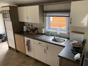 Een koelkast, een microgolfoven, een oven, een kookplaat