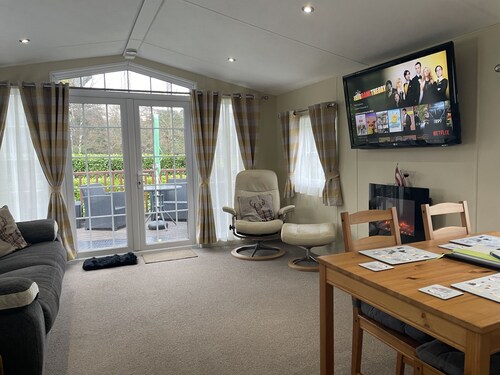 Comfortable lodge with hot tub.internet and netflix