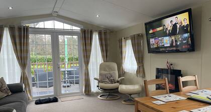 Comfortable lodge with hot tub.internet and netflix