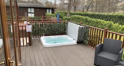 Comfortable lodge with hot tub.internet and netflix