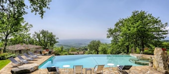 Farmhouse with beautiful pool and jacuzzi, panoramic location in chianti