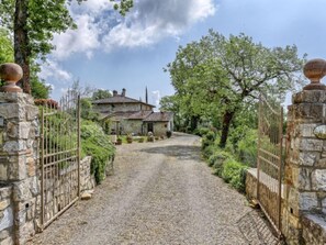 Property grounds - Farmhouse with beautiful pool and jacuzzi, panoramic location in chianti (Fonterutoli)