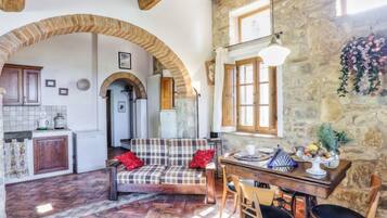 Fernseher, Kamin, Tischtennisplatte, Stereoanlage