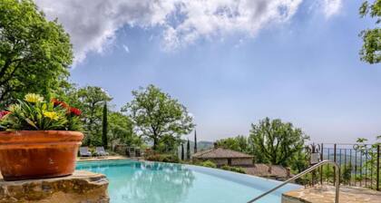 Farmhouse with beautiful pool and jacuzzi, panoramic location in chianti