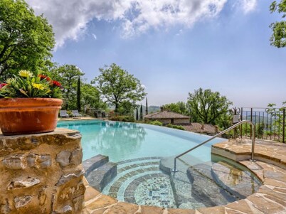 Farmhouse with beautiful pool and jacuzzi, panoramic location in chianti