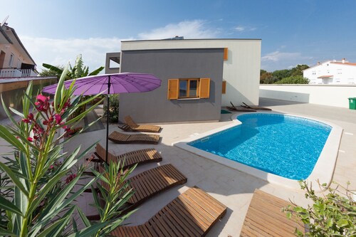 Family holiday villa with jacuzzi and pool, 10 min from the beach