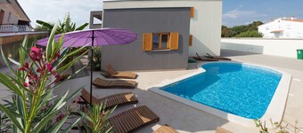 Family holiday villa with jacuzzi and pool, 10 min from the beach