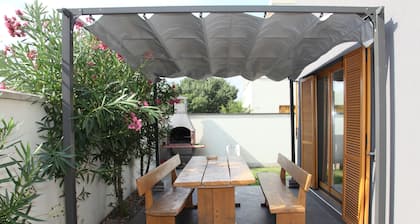 Family holiday villa with jacuzzi and pool, 10 min from the beach