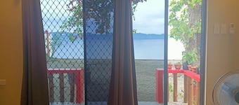 Nice Bungalow by the bay. Spacious and private.