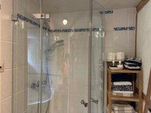 Een douche, een haardroger, handdoeken, zeep