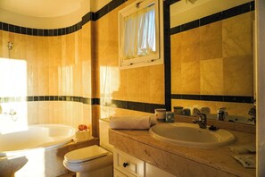Een douche, een haardroger, handdoeken