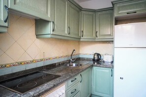 Fridge, microwave, oven, coffee/tea maker