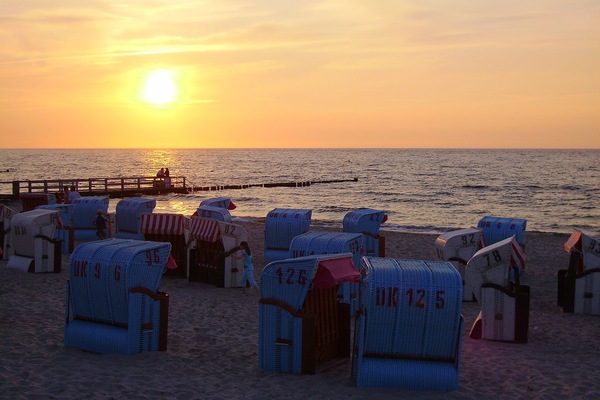 Perto da praia, espreguiçadeiras