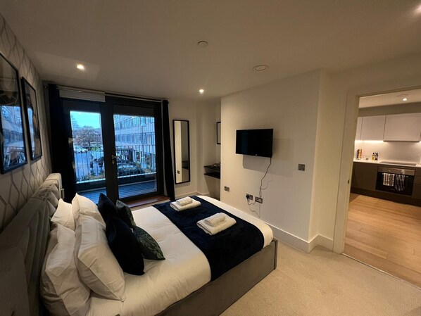 1 bedroom, desk, iron/ironing board, travel cot - LUXURY ACCOMMODATION IN CENTRAL WEMBLEY, 5 MINS WALK TO WEMBLEY STADIUM,SLEEPS 4 (Wembley Park)