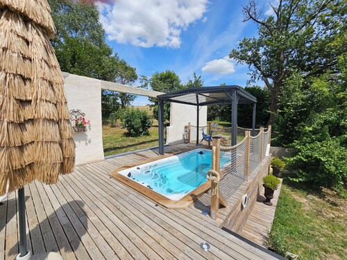 Les 3 Clefs de GaYa Well-being & private spa: swim spa, sauna, massage bed.