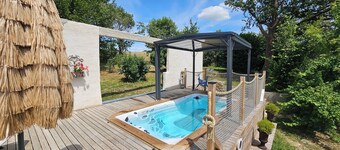 Les 3 Clefs de GaYa Well-being & private spa: swim spa, sauna, massage bed.