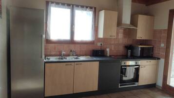 Een koelkast, een microgolfoven, een oven, een kookplaat