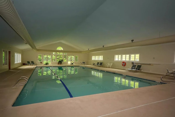 Innendørsbasseng og et oppvarmet basseng