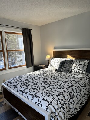 4 bedrooms, travel crib, free WiFi, bed sheets
