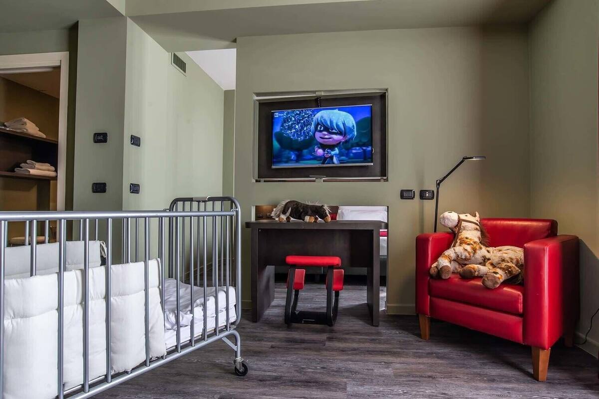 Family Room | Hypo-allergenic bedding available, minibar, in-room safe, desk