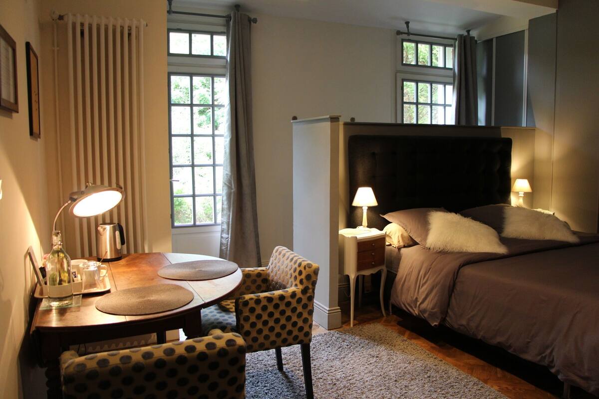 Chambre supérieure double, salle de bain attenante, vue sur le jardin (Côté Annexe) | 1 chambre