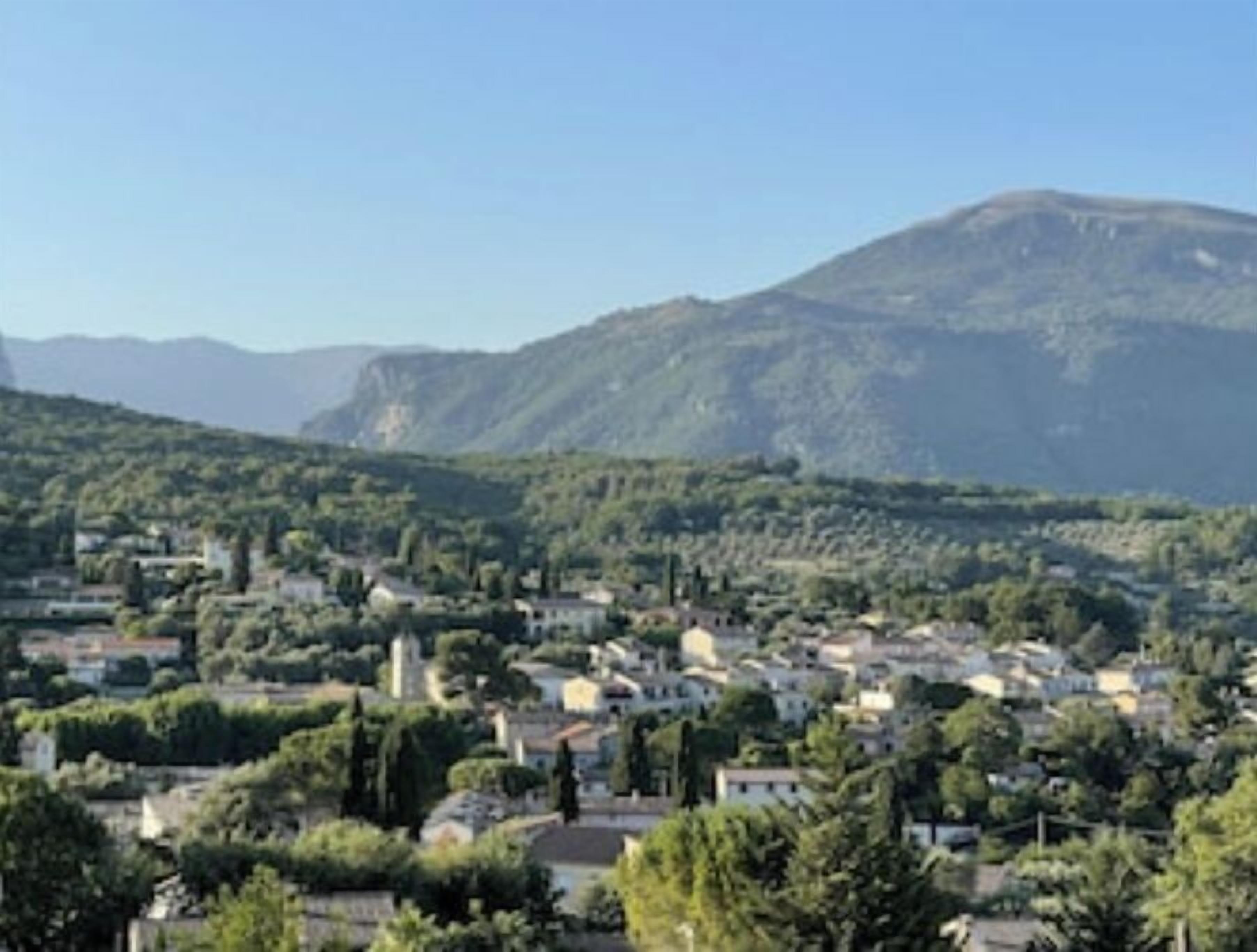 Una cittadina circondata da colline, con edifici residenziali e commerciali.