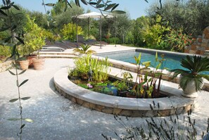 Outdoor pool, a heated pool - Flat duplex in Villa  4/6 pers. Near Grasse, Swimming pool, Garden (Le Rouret)