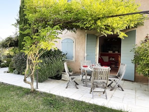 Outdoor dining - Flat duplex in Villa  4/6 pers. Near Grasse, Swimming pool, Garden (Le Rouret)
