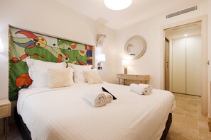 2 bedrooms, iron/ironing board, free WiFi, bed sheets - First-Row Sea View Retreat · Old Town Antibes · 2BR with Balcony (Antibes)