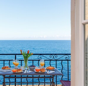 Outdoor dining - First-Row Sea View Retreat · Old Town Antibes · 2BR with Balcony (Antibes)