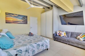 2 多间卧室、客房内保险箱、免费 WiFi、床单
