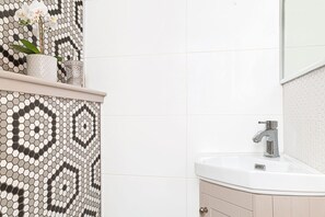 シャワー、ヘアドライヤー、タオル