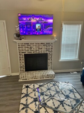 Living area - Mary's Manor Quiet and Safe location you will love (High Point)