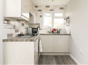 Kühlschrank, Mikrowelle, Herdplatte, Wasserkocher mit Kaffee-/Teezubehör